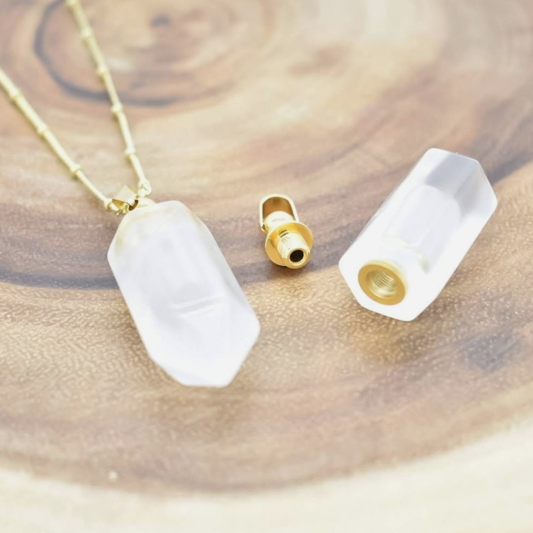 Clear quartz necklace in Nordic Design. Recycled silver, 18 carat  goldplating – Mana Jocale